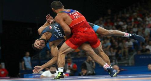  "حمله ثم ألقاه خارج البساط".. خسارة بعدم التكافؤ لكيشو في دور الـ16 للمصارعة بالأولمبياد (فيديو)